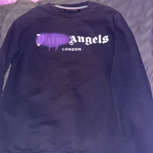 Palm angels london sprayed - Palm angels tröja i storlek M och bra skick som mestadels legat i en låda :) kostade 5tusen när jag köpte den ny för ca 2 år sedan har även kvitto tkvar nånstans och kan tänka mig gå ner i pris vid snabb och smidig affär 