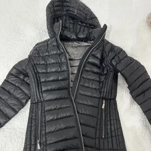 CALVIN KLEIN DUNJACKA - Jättesnygg figursydd dunjacka från Calvin Klein, tunn så skulle säga att den passar vår/höst. Supersnygg passform både öppen och stängd, fickor insida och utsida. Använd men inte defekt. 