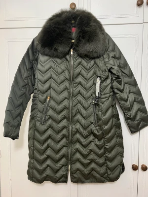 Loft jacka - Säljer helt nytt vinter jacka . Ny priss 4600kr