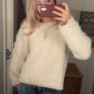 Fluffig stickad tröja - Säljer denna så mysiga stickade tröja ifrån hm, helt ny med lappen kvar!!💕