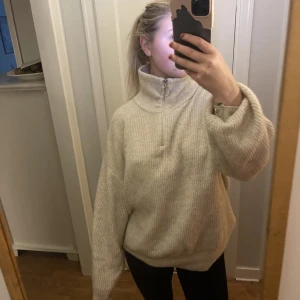 Stickad tröja  - Säljer denna stickade tröja i storlek S, är super mysig nu till hösten!