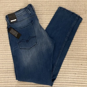Replay Anbass Jeans - Säljer mina Replay Anbass jeans med etiketterna fortfarande kvar på. Storleken är 34/34 men passar även mindre. Nypris: ca 1800kr, Mitt pris: bara 599kr! Hör gärna av er vid frågor och funderingar! Pris kan diskuteras vid snabb affär!