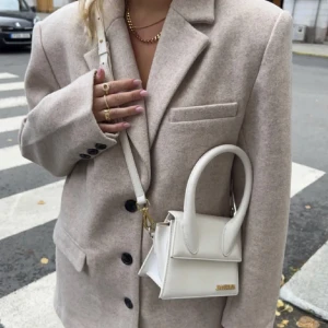 Varmfodrad kavaj - Sjukt fin kavaj till hösten/vintern❤️Fint skick då den inte används så mycket. Storlek 34 men kan även passa 36. Hör av er vid frågor/fler bilder! Nypris:800kr