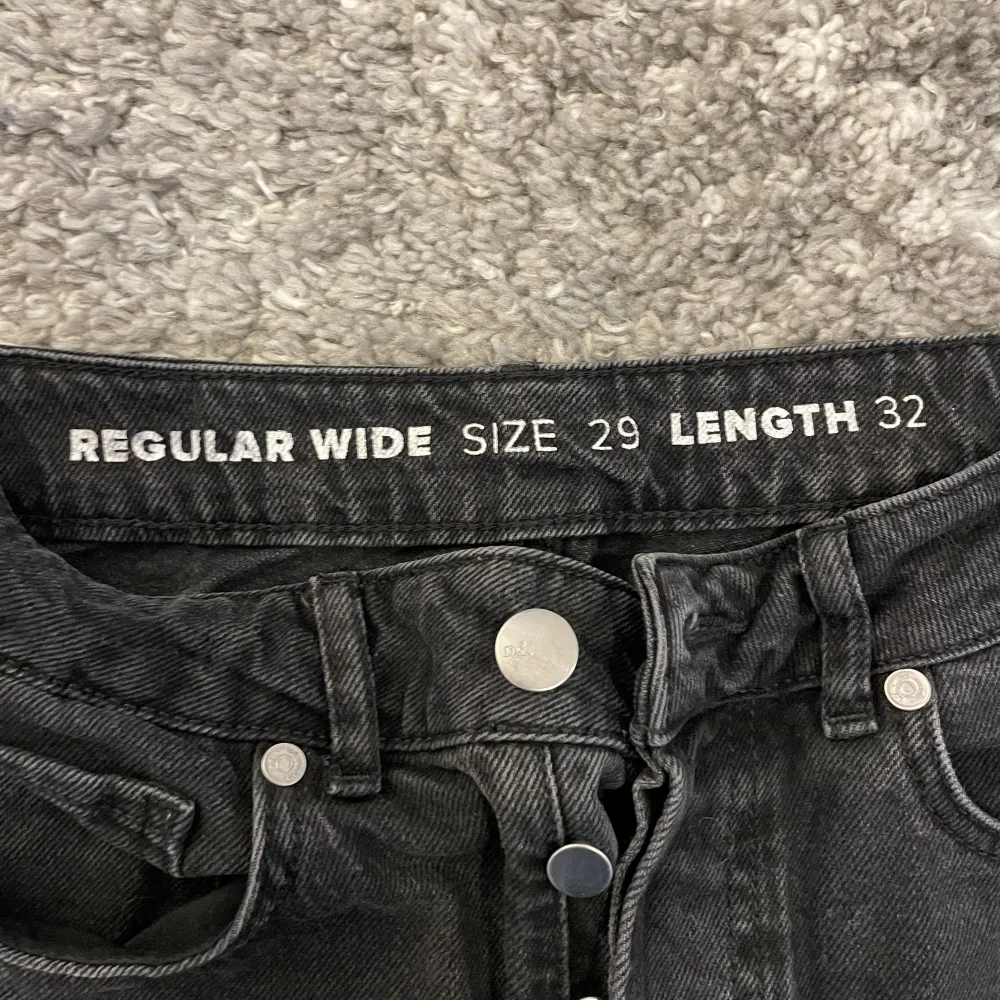 Säljer dessa svarta jeans från bik bok. Jättefina och är sällan använda. Nypris 599kr💗. Jeans & Byxor.