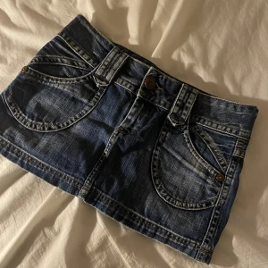Pepe jeans london -  Vintage 2000s mini skirt  Andvänt 1 gång (därför jag säljer plagget) Priset kan diskuteras  82 cm midjemått!
