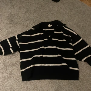 Trekvarts tröja  - Säljer min randiga tjocktröja me trekvarts ärm. Jag har använt den som en oversized  så den funkar för alla storlekar beroende på hur du vill ha den
