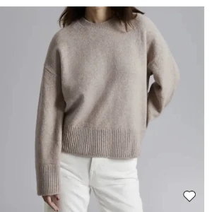 Stickad tröja - INTRESSEKOLL på min jättefina stickade tröja ifrån & Other stories då den inte kommer till användning. Tröjan har endast används två gånger💗 Nypris 490kr