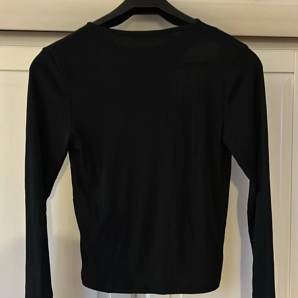 En svart tunn långärmad tröja från Zara i storlek M. Toppar.