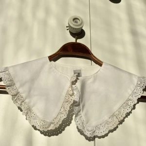 Vit krage - Supersöt vit krage, perfekt över en tjocktröja eller blus! Endast prövad🤍