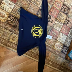 Gf göteborgsgymnasterna  - Jag har alldrig använt den och har två till jag råkade beställa fyra stycken av samma flis tröja lappen är till och med kvar