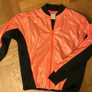 Träningsjacka Stella sport - Träningsjacka dam stellasport. Nästan oanvänd 