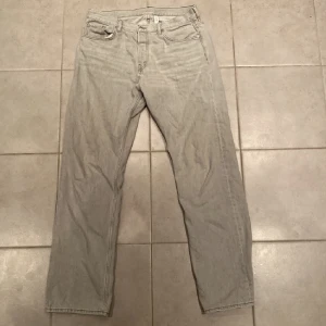 Gråa jeans  - Tjena, säljer dessa gråa jeans i nyskick från weekday i storlek 32/34. Skriv gärna vid minsta fundering.