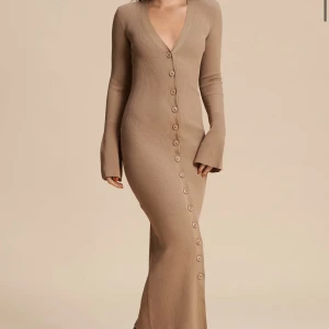 Adoore klänning  - Säljer min supersöta Adoore klänning i modell Milano Dress. Passar både till vardags och finare tillfällen. Använt en gång därav inga defekter. Köpt för 1495kr 🤩🤩✨skriv för egna bilder