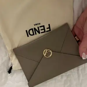 Säljer nu min Fendi clutch bag, använd fåtal gången vid speciella tillfällen.  Inga skador eller repor.  Vid intresse kan fler videos och bilder skickas ☺️