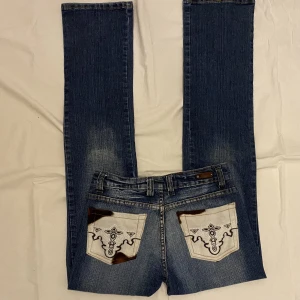 Unika jeans - Jeans med unika bakfickor. Snygga, midja 36cm. Innerbenslängd: 82cm. Benöppning: 20cm