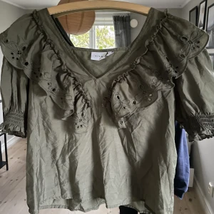 Blus - Jättefin vringad blus från vila medpuffärmar och fina mönster. Den är nyskick och använd ett fåtal gånger. Nypris ca 350 kr. Hör av dig om frågor och funderingar!