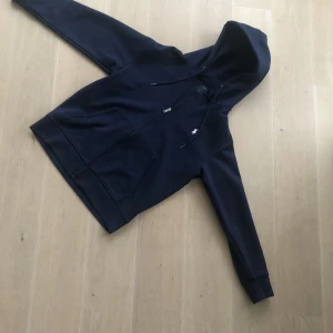 Polo zip hoodie - Använd ca 2 gånger annars helt nytt skick ! Pris kan diskuteras och tveka inte att fråga om fler bilder mm.