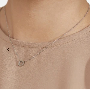 Halsband Edblad Monaco Mini Steel.  - Monaco Necklace Mini Steel. Använd någon gång.  DIAMETER 8 MM, HALSBANDETS JUSTERBARA LÄNGD 38,5-41,5 CM. KUBISK ZIRKONIA, BLANKT ROSTFRITT STÅL. NICKELSÄKERT.