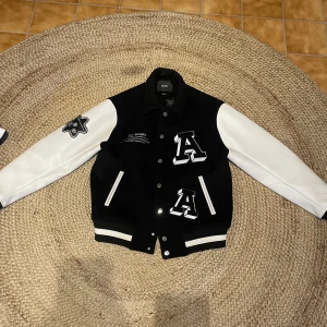 Axel arigato lllusion collegejacka - Köpt på nk för 4400. De va 3 månader sen och har bara användt den 7 gånger sen dess! Allt og finns  kvar 100% äkta.