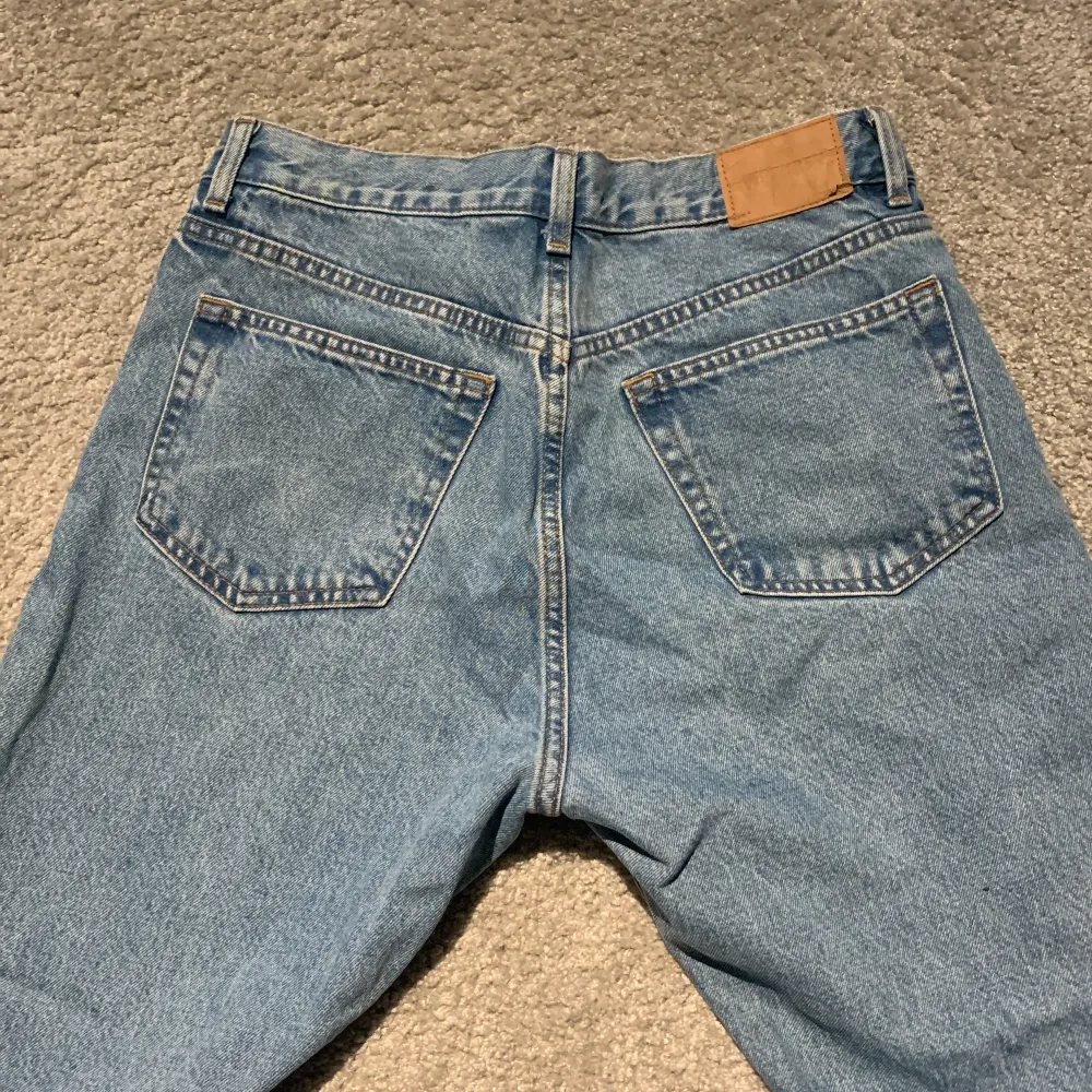 Fina Weekday jeans space 27/30. Ser ut som nya, rak modell.. Jeans & Byxor.