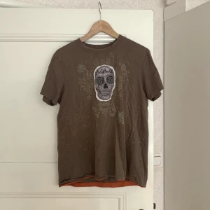 Brun - Brun t-shorts med tryck💀