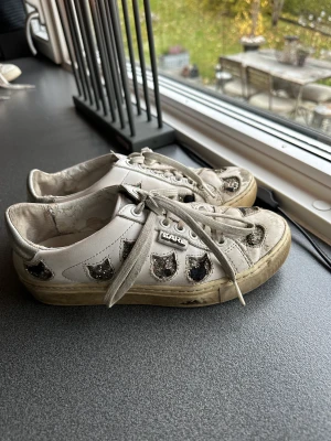 Sneakers - Sneakers från Karl Lagerfeld. Inte så bra skick, ni kan se defekterna på bilderna. Nypris ca 2000kr