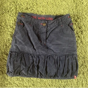 Söt lowwaist kjol  - Super söt vintage kjol <33 Står strl 164 men passar helt klart för längre också!