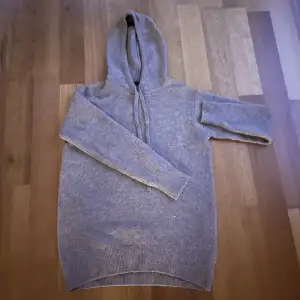 Säljer nu denna Kashmir/ull hoodien eftersom den inte passar. Storlek S men passar mer som en M💯Tveka inte och höra av dig!😄