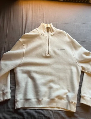 Axel Arigato Half-zip - Vit halfzip från Axel Arigato i fint skick. Nypris 1600kr 