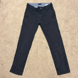 Gant chinos  - Ett par marin blåa gant chinos ( bra skick ) finns spänne i midjan