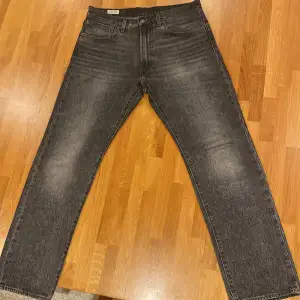 Levis jeans, svarta washed, nypris 1300, säljer då dom är för korta