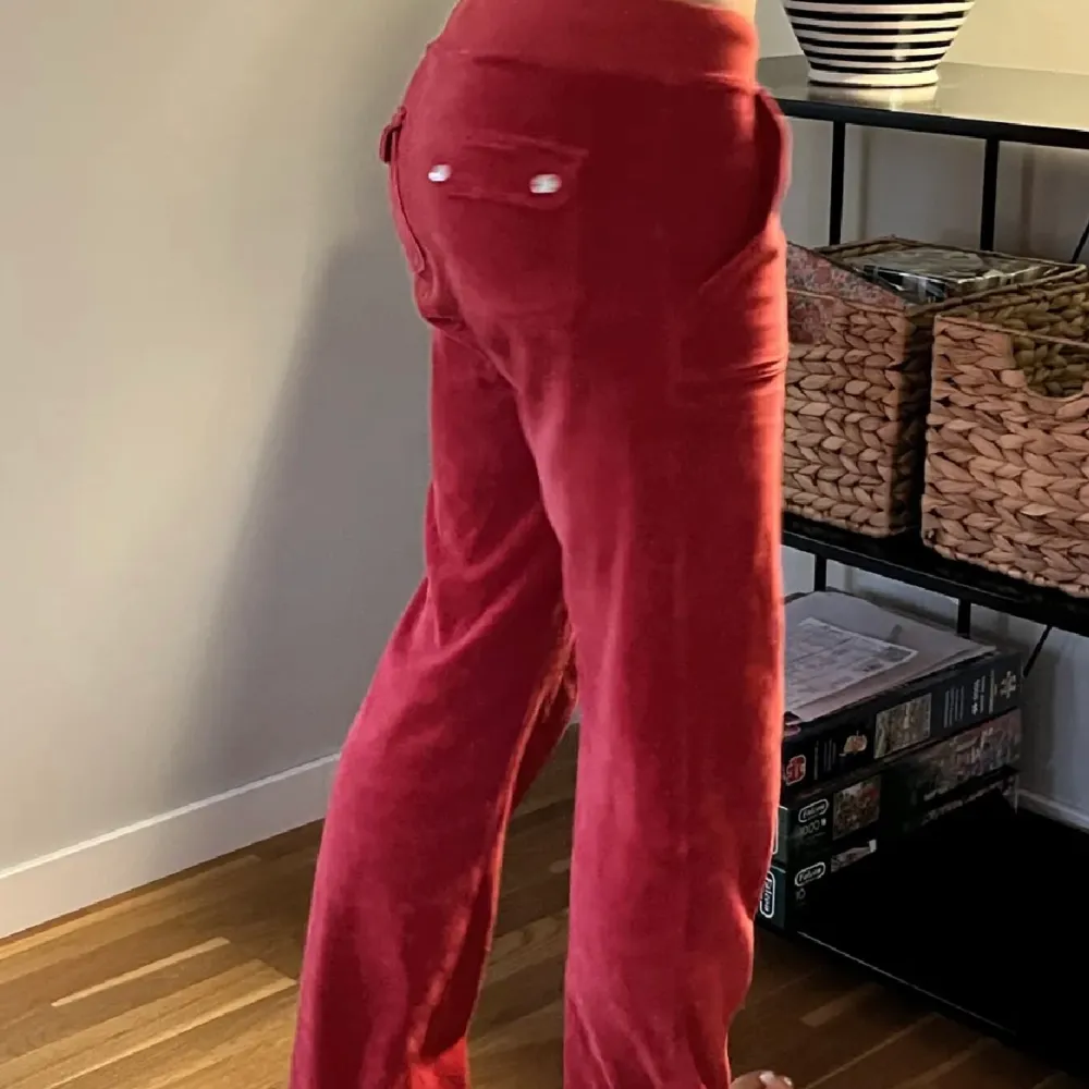 Röda Juicy byxor i fint skick. Knappen på ena backfickan har gått av men det är inget som syns (se bilder) 💖 Är 170 cm!. Jeans & Byxor.