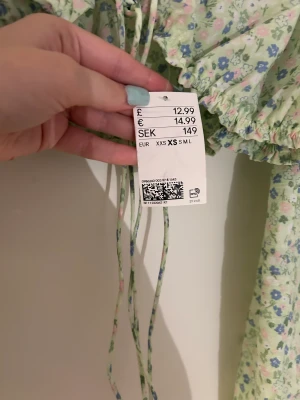 Kort blus  - Kort plus med blommor och snörning framtill Aldrig använd (prislapp kvar)  Pris kan diskuteras 