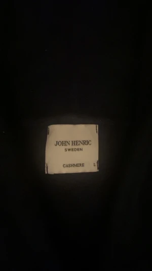 John Henric cashmere  - Tjena säljer nu min sjukt snygga John Henric hoodie som är perfekt nu när det börjar bli lite kallare. Nypris 2000kr. Mitt pris 1100kr Hör av er vid frågor eller funderingar!
