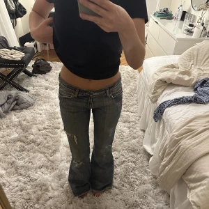 Lågmidjade jeans - Lågmidjade jeans med slitningar! Såå fina men tyvärr kommer de inte till användning. Fint skick💕😇
