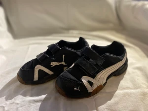 Puma gympaskor med kardborre - Puma gympaskor / sommarskor / gymnastikskor med kardborre. Ej slitna och i mycket gott skick