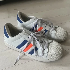 Adidas skor  - Adidas skor med blå och orangea ränder. Använda ett fåtal gånger💙🧡