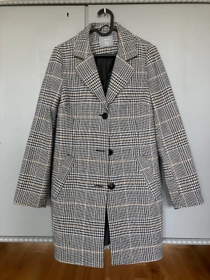 Kappa Lindex  - Använd kappa från Lindex i storlek XS. Kappan är i fint skick, kommer från ett djur & rökfritt hem. Skickar fler bilder om det önskas. :) 