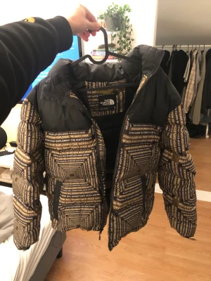 North Face Puffer Jacket - Jackan har en sällsynt print, vad jag kan se går den inte att få tag på ny längre. Jag köpte jackan i en annan stad för några år sedan, därefter ångrade jag mig när jag kom hem; därmed är den använd ungefär tre gånger på fem år :) toppskick! Medium.