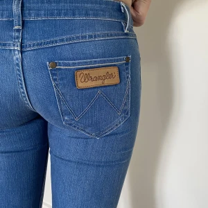 Wrangler jeans - Jeans nr: 20 💓 Midjemått (rätt över): 37 cm Innerbenslängd: 80 cm Lårmått (rätt över): 22 cm  Modellen på bilden är 168 cm (lite långa på henne)  Köp gärna via ”KÖP NU” 💘 Skriv om ni har några frågor eller funderingar//Perfectjeans🫶🏽