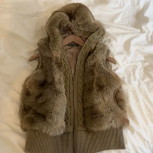 Pälsväst - Perfekt skick! Står ingen storlek men skulle gissa på S, sitter fint på mig med xs skulle även passa M