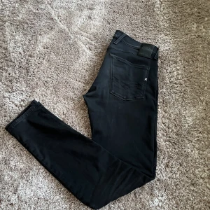 Replay jeans - Tjena säljer nu dessa snygga Replay jeans, skicket är 7/10 vilket innebär att de är i rätt bra skick, använda men fortfarande fräscha! Längd: 34 Midja: 31 Hör av dig vid eventuella frågor.