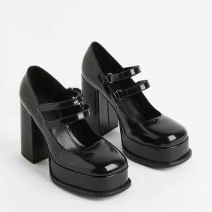 Mary Janes lack H&M 38 - Helt oanvända mary janes i svart lack från H&M. Perfekta för festsäsongen! 