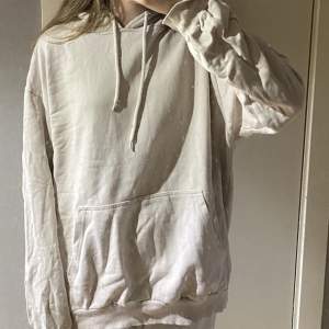 Beige hoodie från Lager 157 i storlek M, 2 defekter på nedre delen (se sista bilden). Skriv meddelande för fler bilder.