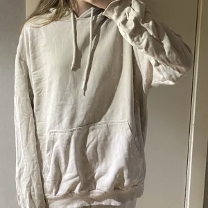 Hoodie - Beige hoodie från Lager 157 i storlek M, 2 defekter på nedre delen (se sista bilden). Skriv meddelande för fler bilder.