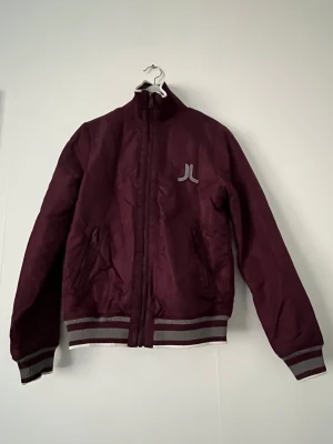 WESC bomberjacka small - Vindröd bomberjacka från WESC