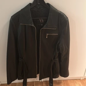 Skinnjacka svart - En skinnjacka i äkta läder som aldrig kommer till användning. Mycket bra skick.