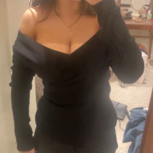 off shoulder - säljer min supervarmt tjocka off shoulder! skriv för mer bilder eller frågor🐻