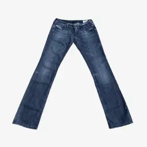 Disel jeans i modellen ”lowky”. Storleken är 28/32, midjemåttet är 36-37cm och innerbenslängden är 85cm💕Finns inga bilder på just nu då de inte passar mig💗