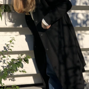 Kappa  - En jättefin svart kappa från ellos. Med två fickor fram och knytband runt midjan som går att ta av. Kommer inte till användning längre! Nypris 800 kr. 